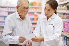 确保客户端通知年轻的药剂师帮助上了年纪的客户处方