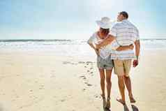 浪漫的漫步海滩经典成熟的夫妇走海滩