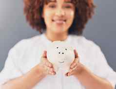 金融小猪银行黑色的女人储蓄预算金融利润增长模糊背景快乐肖像非洲美国女孩锡容器现金贷款钱投资