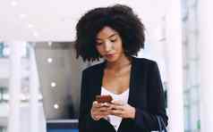 新闻垃圾邮件电话业务女人打字报告规定社会网络问题沟通联系电子邮件黑色的女人发短信移动故障审查