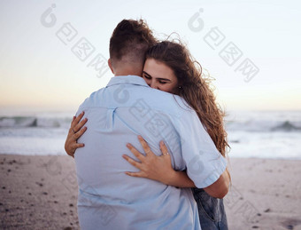 爱拥抱浪漫夫妇海滩日期沙子海海洋日落<strong>夏天</strong>自然旅行年轻的男人。女人拥抱海岸<strong>约会</strong>