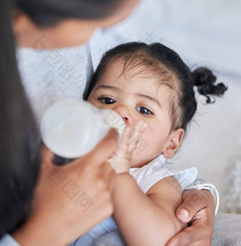 婴儿喝瓶公式营养喂养家庭健康增长早期童年发展妈妈。饲料婴儿孩子牛奶人首页健康健康