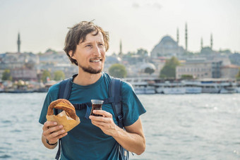 男人。伊斯坦布尔早餐simit玻璃土耳其茶玻璃土耳其茶百吉饼simit金角湾伊斯坦布尔<strong>火鸡</strong>突厥语
