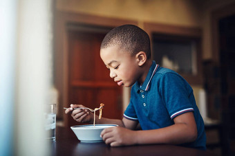 意大利面最喜欢的餐周年轻的男孩吃碗意大利面首页