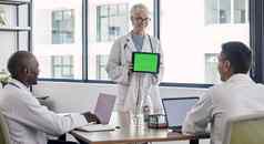 绿色屏幕平板电脑演讲医生会议医院研究结果软件诊所解决方案医疗专业模型空间高级女人成功利益相关者人