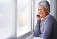电话调用微笑上了年纪的女人会说话的说话闲谈，聊天移动谈话讨论网络沟通窗口放松高级人说话手机联系