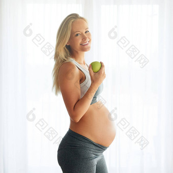 调用健康的吃调用爱肖像快乐怀孕了女人穿着运动服装吃苹果首页