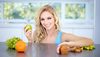 女人肖像微笑水果健康的吃营养纤维节食厨房表格快乐女人微笑幸福苹果饮食有机餐自然食物首页