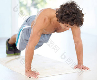 健身推健美运动员男人。强度权力培训锻炼地板上健康肌肉运动员体育年轻的人肩膀手臂锻炼地面焦点