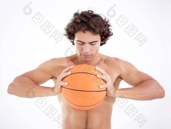 体育挤压男人。<strong>篮球</strong>工作室孤立的白色背景体育运动健身运动员持有球眼睛关闭准备好了<strong>培训</strong>锻炼锻炼健康