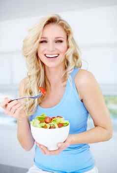 女人肖像微笑沙拉碗健康的吃营养节食厨房首页快乐女人微笑幸福蔬菜饮食有机餐自然食物在室内