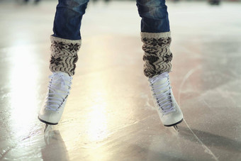 冰溜冰鞋女人鞋子腿溜冰者培训娱乐滑冰冻地板上竞技场体育场冬天娱乐脚女人平衡活跃的学习数字滑冰