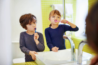 孩子们<strong>刷牙</strong>牙齿首页浴室牙刷卫生清洁口口服医疗保健新鲜的呼吸孩子们梳理成键<strong>健康</strong>牙科护理水槽牙医