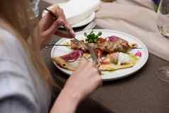 女人吃餐厅烤肉串丝带酸奶黄瓜酱汁
