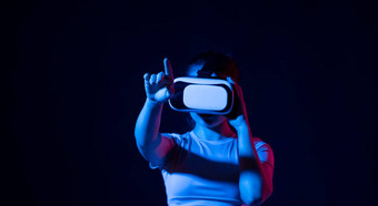 女人<strong>虚拟现实</strong>眼镜工作室业务女人穿护目镜相互作用网络空间刷卡伸展运动手势