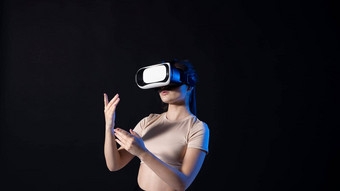 肖像年轻的女人玩玻璃眼镜霓虹灯光蓝色的背景概念现代小工具技术未来技术概念<strong>虚拟现实</strong>游戏