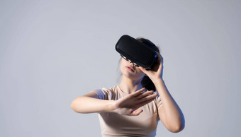 技术创新小工具浅黑肤色的女人女人虚拟现实眼镜虚拟小工具娱乐工作免费的时间研究玩