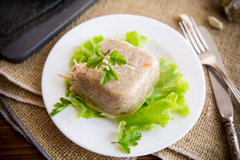 煮熟的鸡肉熏衣草肉明胶肉汤板