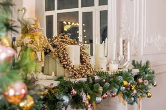 美丽的假期装饰房间圣诞节树壁炉礼物舒适的冬天场景白色室内圣诞节生活房间装饰圣诞节树礼物壁炉的想法明信片