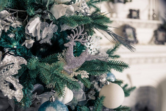圣诞节树蓝色的白色玩具室内圣诞节卡白色蓝色的装饰古董风格设计大球装饰圣诞节树冬天假期室内快乐一年