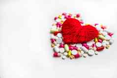 红色的心药片白色背景健康的生活概念心疾病心条件问题健康心律失常心失败复制空间