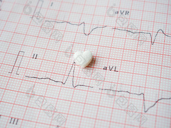 白色心形的平板电脑纸心电图结果背景医疗心脏病学的药丸形状心药物恢复健康医疗医疗保健概念