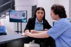 护士显示医疗报告接待员讨论专业知识检查访问检查