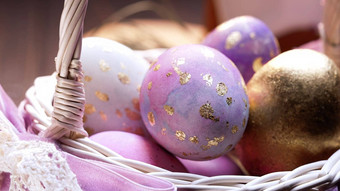 美丽的复活节<strong>背景</strong>色彩斑斓的紫罗兰色的金鸡蛋<strong>编织篮子</strong>
