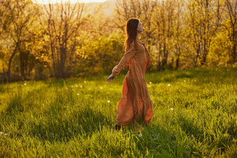 快乐的女人运行绿色场日落享受温暖的夏天一天自然水平摄影自然