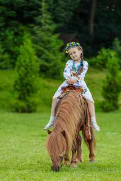 女孩乌克兰国家服装游乐设施小马