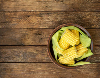 减少生玉米陶瓷板叶子乡村木变形表格健康的夏天食物概念新鲜的未煮过的玉米清洁吃习惯背景前视图关闭平躺复制空间