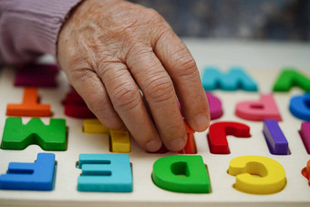 亚洲上了年纪的女人玩谜题游戏实践大脑培训痴呆预防阿尔茨海默疾病