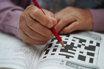 亚洲上了年纪的女人玩数独谜题游戏实践大脑培训痴呆预防阿尔茨海默疾病