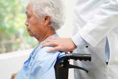 医生亚洲上了年纪的女人残疾病人坐着轮椅医院医疗概念