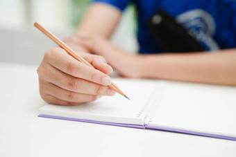 亚洲十几岁的学生写家庭作业研究教训考试在线学习教育
