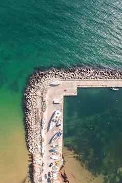 空中自顶向下视图钓鱼码头钓鱼船停靠帆船干土地海码头海城市