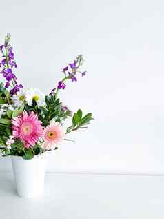 花束花白色花瓶石竹类植物日光