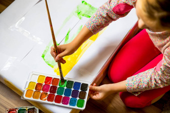 女孩绘画托儿所首页水彩油漆孩子绘画概念孩子们休闲爱好孩子艺术家漂亮的学前教育孩子吸引了幼儿园人童年教育概念