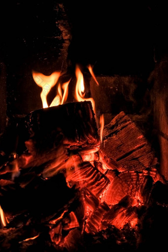 明亮的火焰火伯恩斯壁炉房子冬天晚上木燃烧舒适的壁炉首页火温暖的火火焰火花黑色的背景