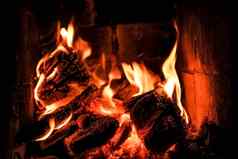 明亮的火焰火伯恩斯壁炉房子冬天晚上木燃烧舒适的壁炉首页火温暖的火火焰火花黑色的背景