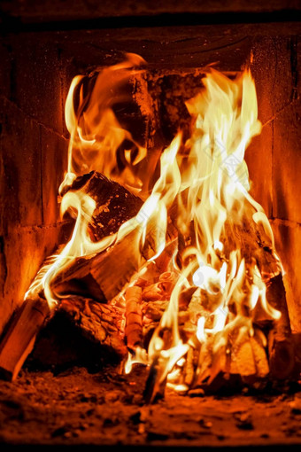 明亮的火焰火伯恩斯壁炉房子<strong>冬</strong>天晚上木燃烧舒适的壁炉<strong>首页</strong>火温暖的火火焰火花黑色的背景