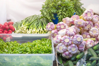 新鲜的蔬<strong>菜市场</strong>大蒜谎言蔬菜日益增长的季节蔬菜出售市场小业务