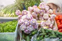 新鲜的蔬菜市场大蒜谎言蔬菜日益增长的季节蔬菜出售市场小业务
