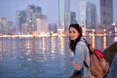 旅游女孩背包肩膀享受视图现代摩天大楼沙迦玛丽娜晚上