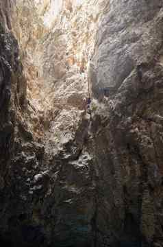 绿松石湖普罗瓦尔洞穴南部坡山马舒克普罗瓦尔洞穴皮亚季戈尔斯克湖绿松石水洞穴地下湖普罗瓦尔失败皮亚季戈尔斯克