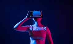 年轻的女人虚拟现实耳机交互虚拟世界元宇宙女模型穿护目镜