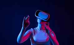 惊讶女眼镜耳机互动网络虚拟现实经验未来技术概念元宇宙