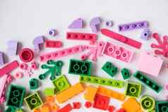 五彩缤纷的塑料建筑块设计师教育发展中玩具背景科普兹空间