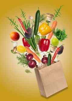 纸袋悬浮新鲜的蔬菜水果黄色的背景健康的食物饮食排毒