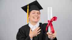 微笑女人毕业礼服持有文凭白色背景